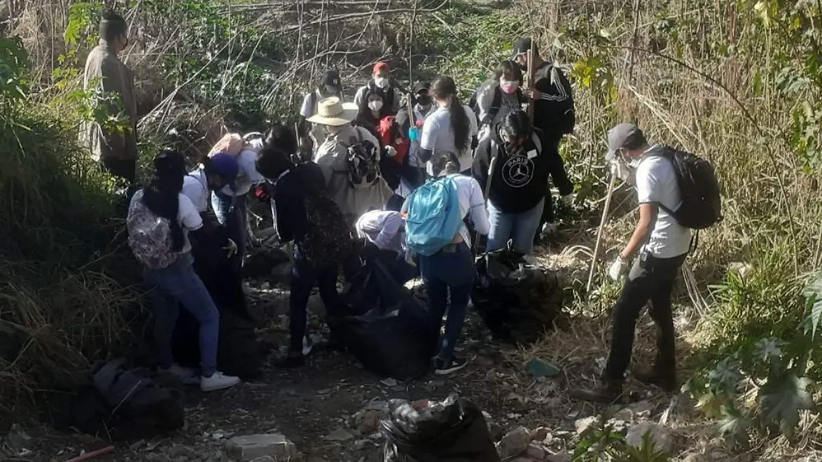 Participan más de 100 jóvenes en limpieza del río Lerma. 3